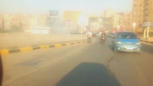 تصاعد أدخنة بجوار طريق المحور