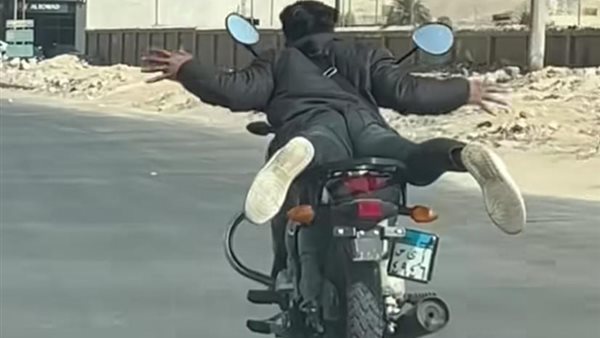 شاب يقود دراجة نارية بطريقة متهورة