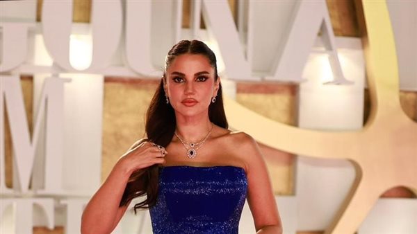 الفنانة درة على السجادة الحمراء في مهرجان الجونة السينمائي 2