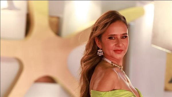نيللي كريم تتألق بإطلالة ملكية باللون الأخضر في مهرجان