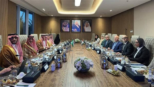 جانب من اجتماع الفريق كامل الوزير بالرياض
