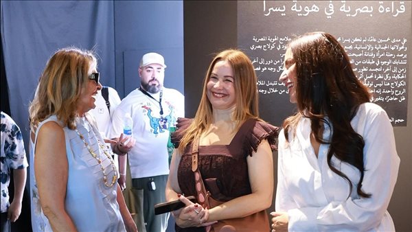  درة ويارا أبي راشد في جولة خاصة بمعرض 50 سنة يسرا