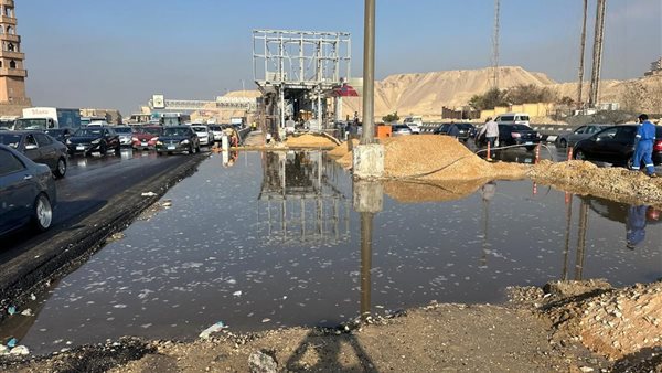 كسر ماسورة مياه على الطريق الدائري في الأوتوستراد