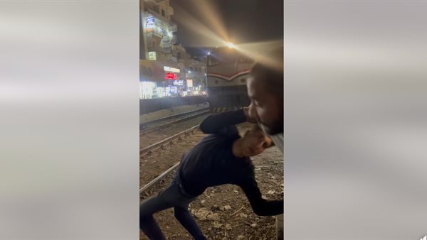 إنقاذ شاب على سكة القطار