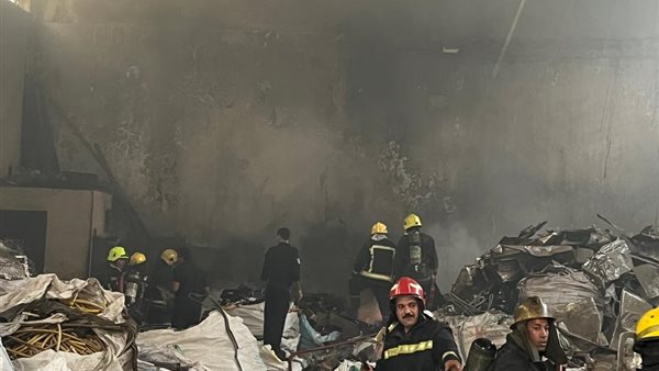 حريق داخل مخزن خردة بطريق الكورنيش فى منطقة بولاق أبو العلا