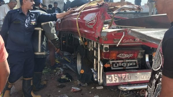 حادث تصادم بين سيارة نقل وملاكي بمدينة كفر الدوار 