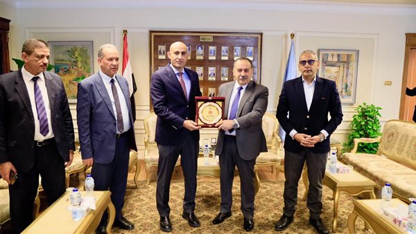 محافظ أسيوط يهدى وزير التعليم درع المحافظة