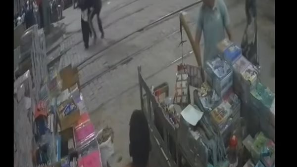 إنقاذ سيدة أمام القطار بالمنيا