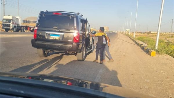 محافظ شمال سيناء يصطحب عدد من الأطفال للشيخ زويد في طريقه