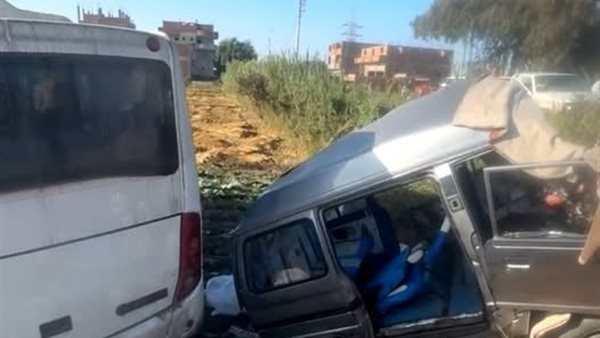 حادث تصادم بين سيارة سوزوكي و سيارة ميكروباص 