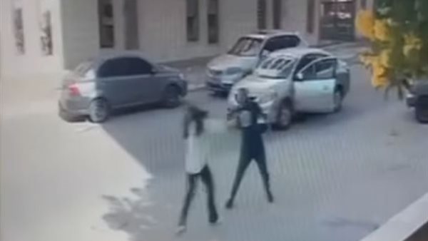 اعتداء سائق يعمل بشركة (إن درايف) على فتاة بالضرب