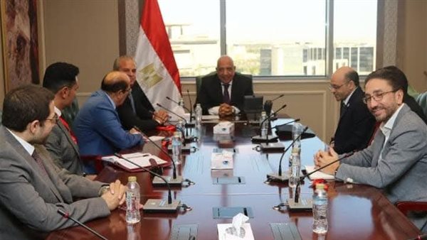 وزير الكهرباء يجتمع بوفد من الخبراء الاستشاريين 