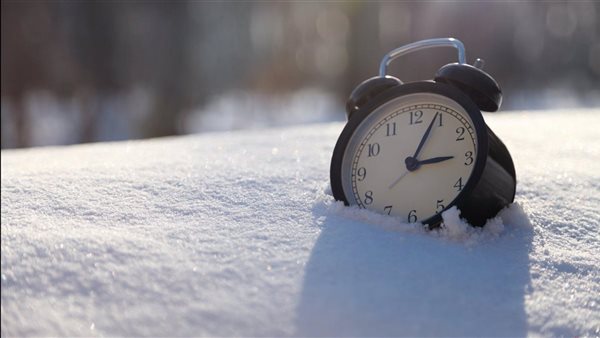 موعد تغيير الساعة للتوقيت الشتوي 2025