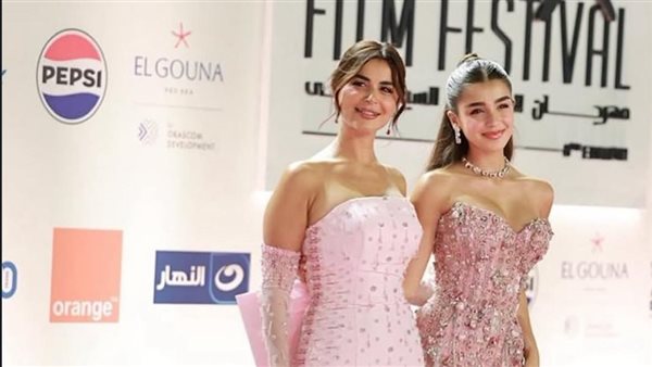 الأناقة والجمال بالوراثة.. رانيا منصور وابنتها
