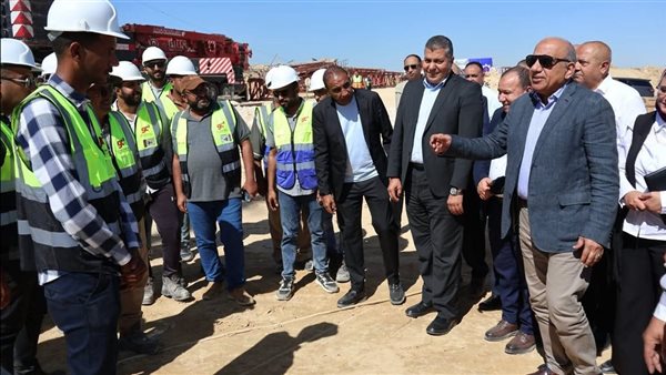  وزير الكهرباء يتفقد  موقعي أبراج عبور قناة السويس