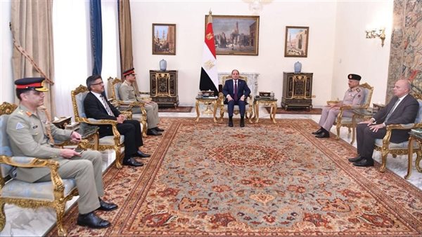 السيسي يستقبل رئيس أركان القوات البرية الباكستانية بقصر الات