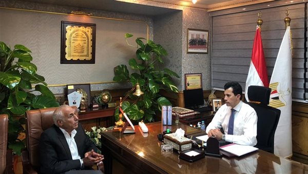 وزير الرياضة أثناء استقباله حسين لبيب رئيس نادي الزمالك