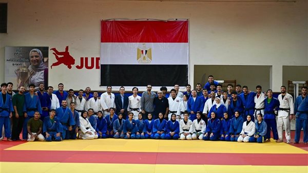 رئيس اتحاد الجودو مع لاعبي المنتخب الوطني 