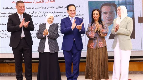 بعد إصابة نجله بمرض نادر، تكريم محمد ثروت بلقب الأب القدوة