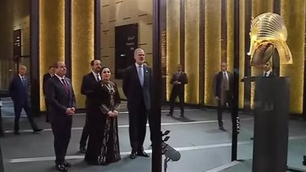 الرئيس السيسي وقرينته يصطحبان ضيوف العالم جولة داخل المتحف