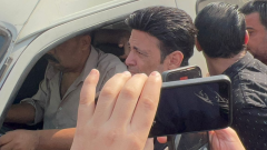 انهيار سعد الصغير أمام السيارة التي تحمل جثمان إسماعيل الليثي (شاهد)