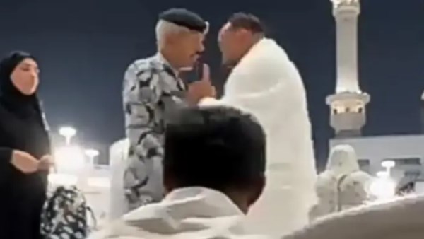 جانب من فيديو الاعتداء على معتمر بالحرم