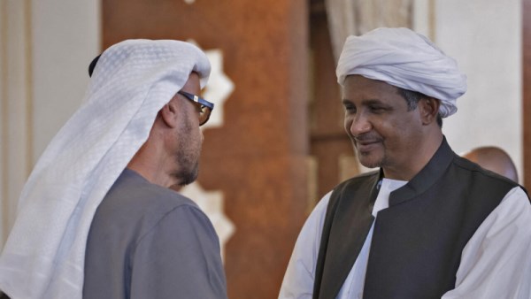 حميدتي يصافح بن زايد
