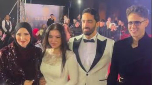 الفنانة مي عز الدين مع زوجها 