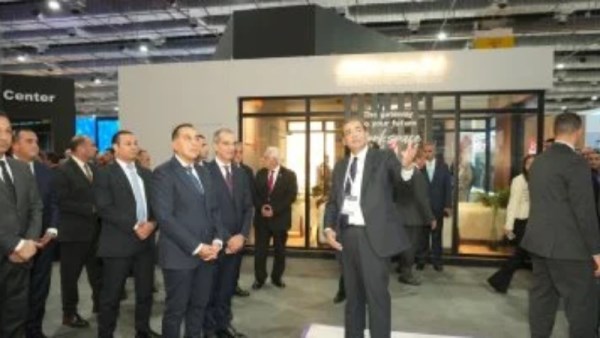 رئيس الوزارء خلال تفقده معرض Cairo ICT