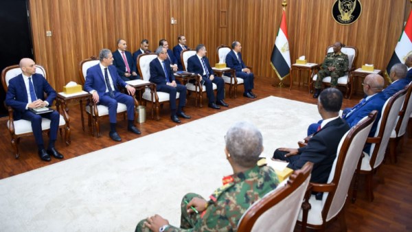  وزير الخارجية يلتقي البرهان في بورتسودان 