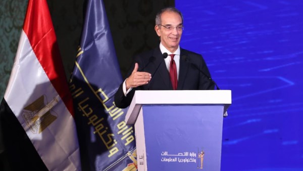 عمرو طلعت وزير الاتصالات 