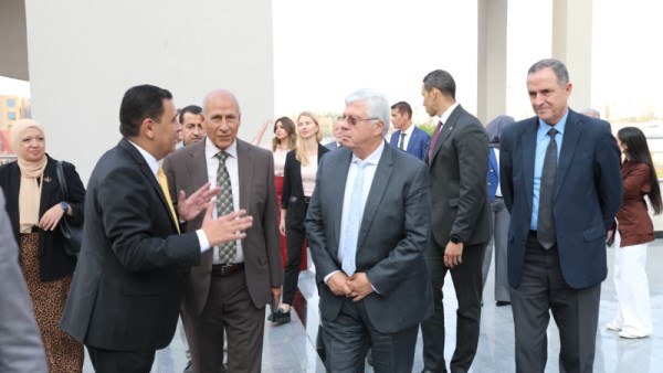 أيمن عاشور