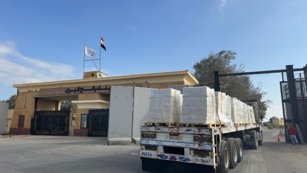 الهلال الأحمر يرسل القافلة الـ 70 من «زاد العزة» لغزة