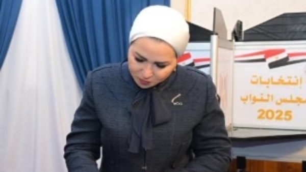 انتصار السيسي تدلي بصوتها في انتخابات مجلس النواب 2025