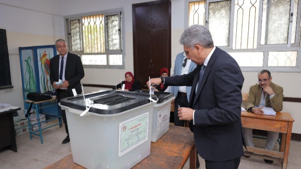 وزير السياحة يدلي بصوته بمقر لجنته الانتخابية 