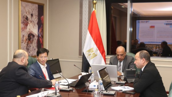 وزير الكهرباء يلتقي بوفد من شركة شبكة جنوب الصين الدولية للكهرباء