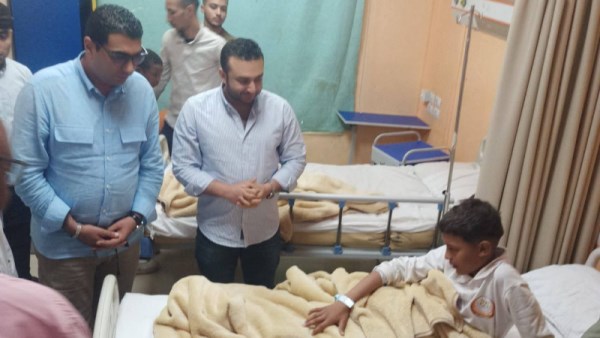 نائب محافظ الأقصر  يزور ضحايا حادث طريق إسنا بمستشفى طيبة التخصصي