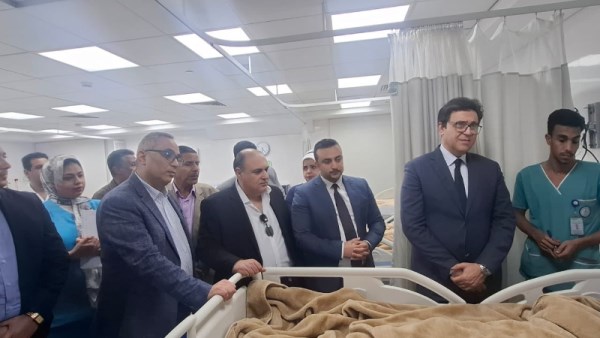 وزير الثقافة يزور طلاب أسوان المصابين في حادث طريق إسنا للاطمئنان على حالتهم الصحية
