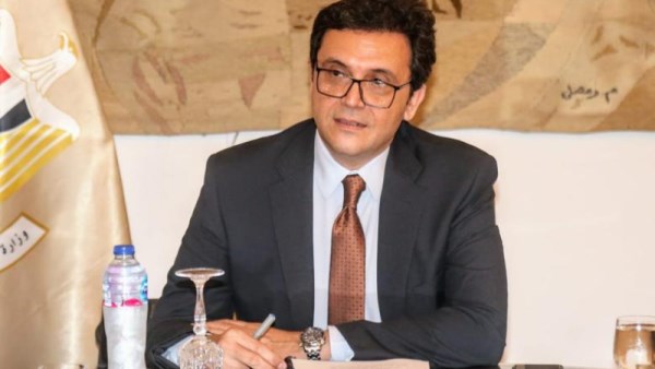 وزير الثقافة يقدم التعازي لوزير التموين في وفاة والدته
