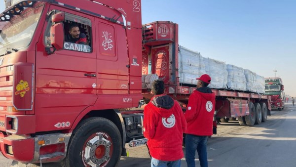 الهلال الأحمر المصري يطلق «زاد العزة» الـ77 محمّلة بأكثر من 11 ألف طن مساعدات و47 ألف بطانية لدعم أهالي غزة