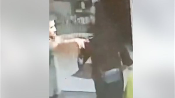 شاب يصفع سيدة مسنة