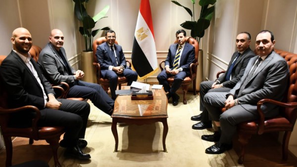 وزير الرياضة مع  المتخصصين في التسويق الرياضي للاعبين