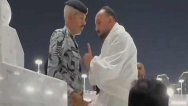 فيديو اعتداء فرد أمن سعودي على مصري