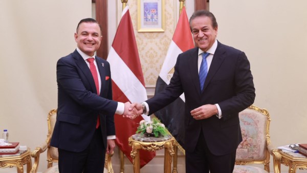 وزير الصحة مع نظيره اللاتفي