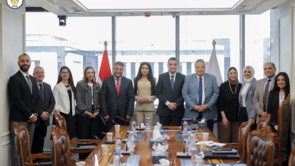 رئيس هيئة الشراء الموحّدة مع وافد من شركة أورجانون الأمريكية 