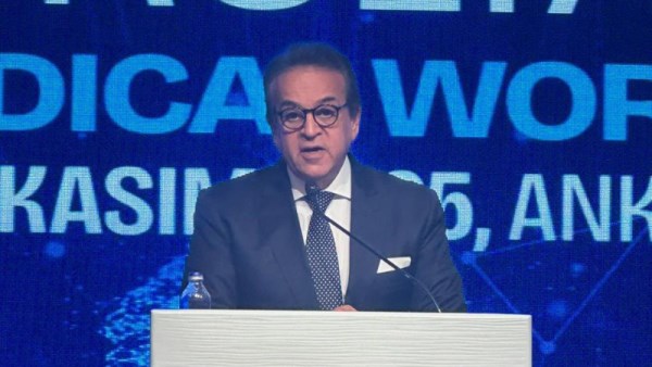 الدكتور خالد عبدالغفار نائب رئيس مجلس الوزراء ووزير الصحة 