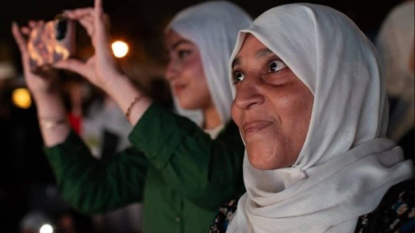 وجوه المصريين في الشوارع أثناء افتتاح المتحف المصري الكبير