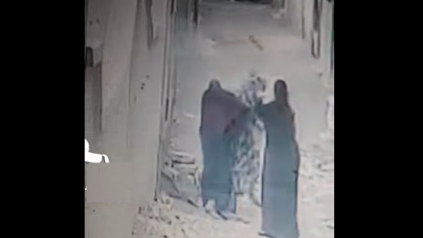 إلقاء مياه نار على جارتها