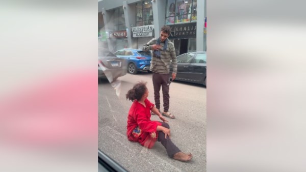 ضرب فتاة في الشارع