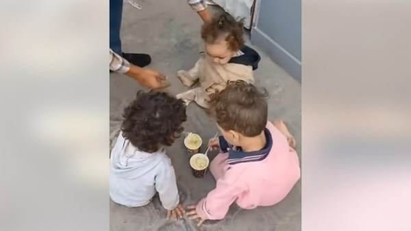أم تلقي بأطفالها في الشارع
